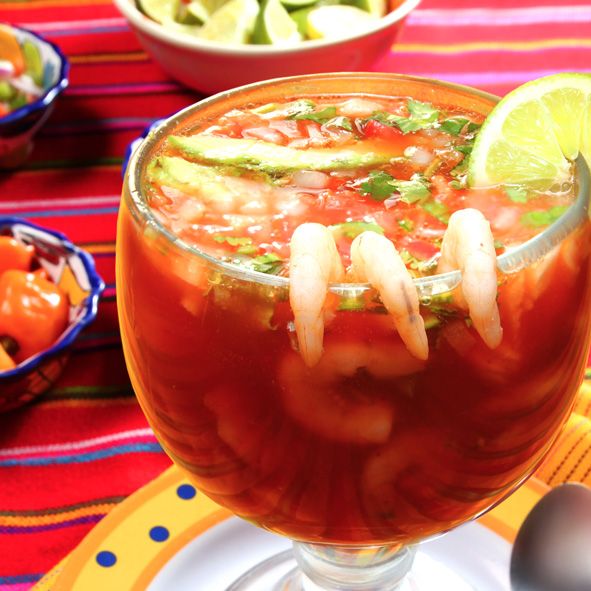 Disfrutar un coctel de mariscos “Vuelve a la vida” – ACAPULCO, GASTRONOMÍA